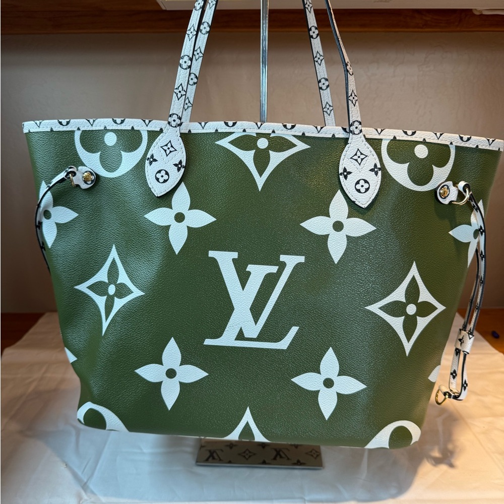 Louis Vuitton Neverfull MM Monogram Giant Tote – Khaki/Beige Limited Edition